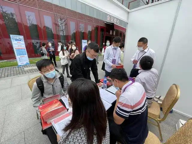 中学高薪招聘研究生_一中学年薪40万聘竞赛教练 无人投递_南京大学双高衔接引才