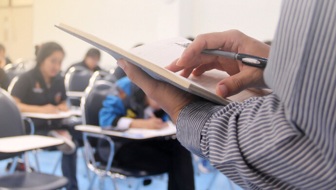 9省份31所中学组团招聘老师，一中学大手笔引热议：有这类经历起薪40万元