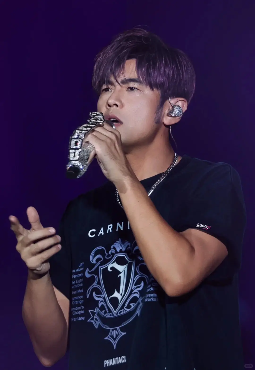 周杰伦厦门演唱会大屏票 视线不良区 票务乱象_大爷蹲点进周杰伦演唱会卖水：5元1瓶