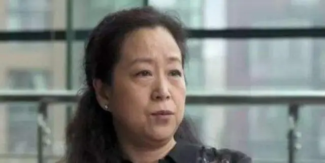 张国立前妻罗秀春现状_张国立为什么和前妻离婚_张国立与邓婕婚姻对比