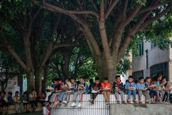 三所“零近视”小学带来的启示_乡村小学零近视率_每天三小时户外运动防控近视