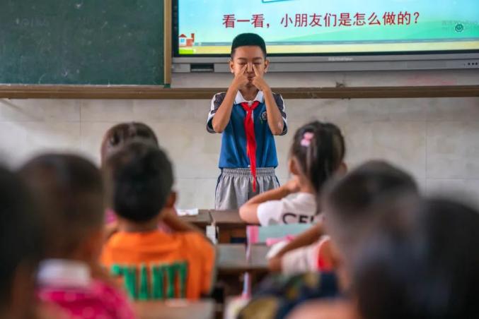三所“零近视”小学带来的启示_乡村小学零近视率_每天三小时户外运动防控近视