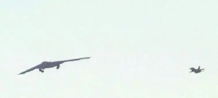 B-21突袭者首飞现场细节_美国军工巨头主动曝光战机_B-21未来部署地点分析