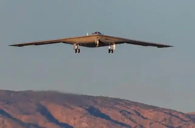 美国军工巨头主动曝光战机_B-21突袭者首飞现场细节_B-21未来部署地点分析