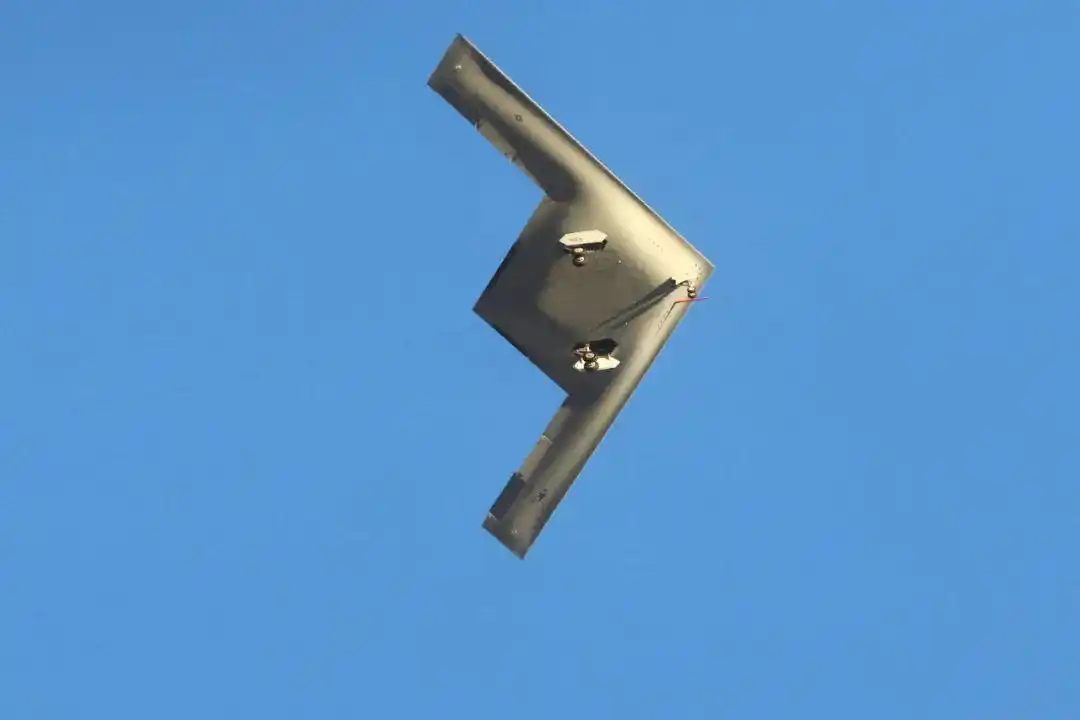 B-21突袭者首飞现场细节_B-21未来部署地点分析_美国军工巨头主动曝光战机