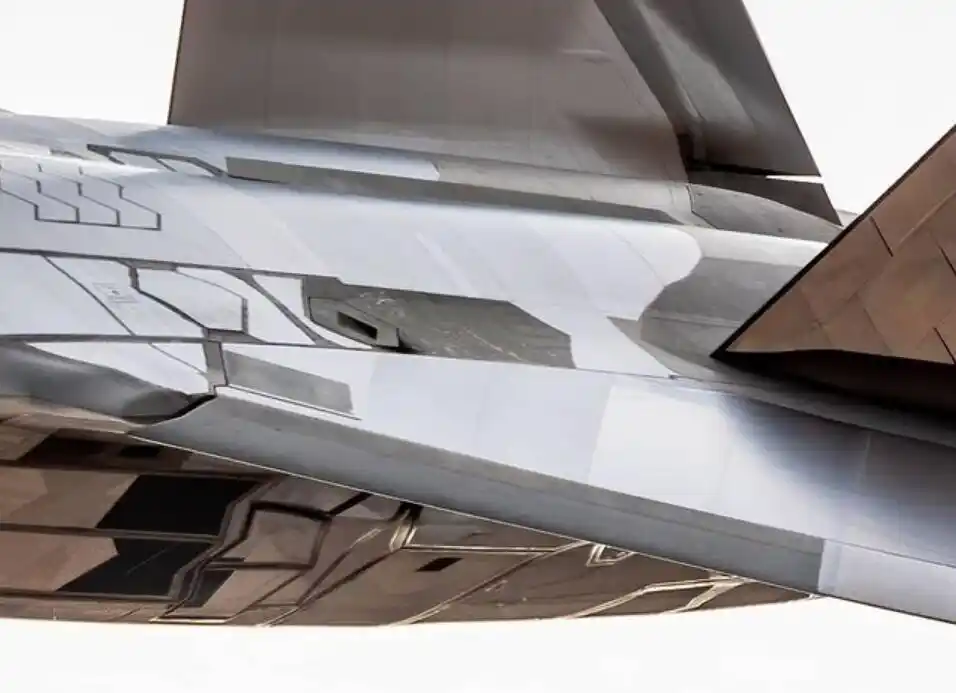 美国战区F-22测试报道_F-22隐形战斗机特殊金属涂层_美国军工巨头主动曝光战机