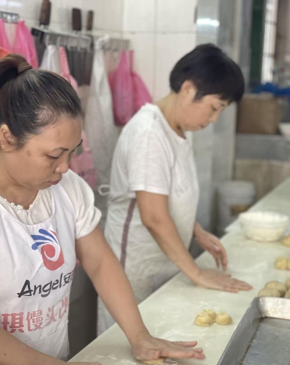 广州番禺海记饼店_一代人有一代人的月饼_40年老店月饼制作