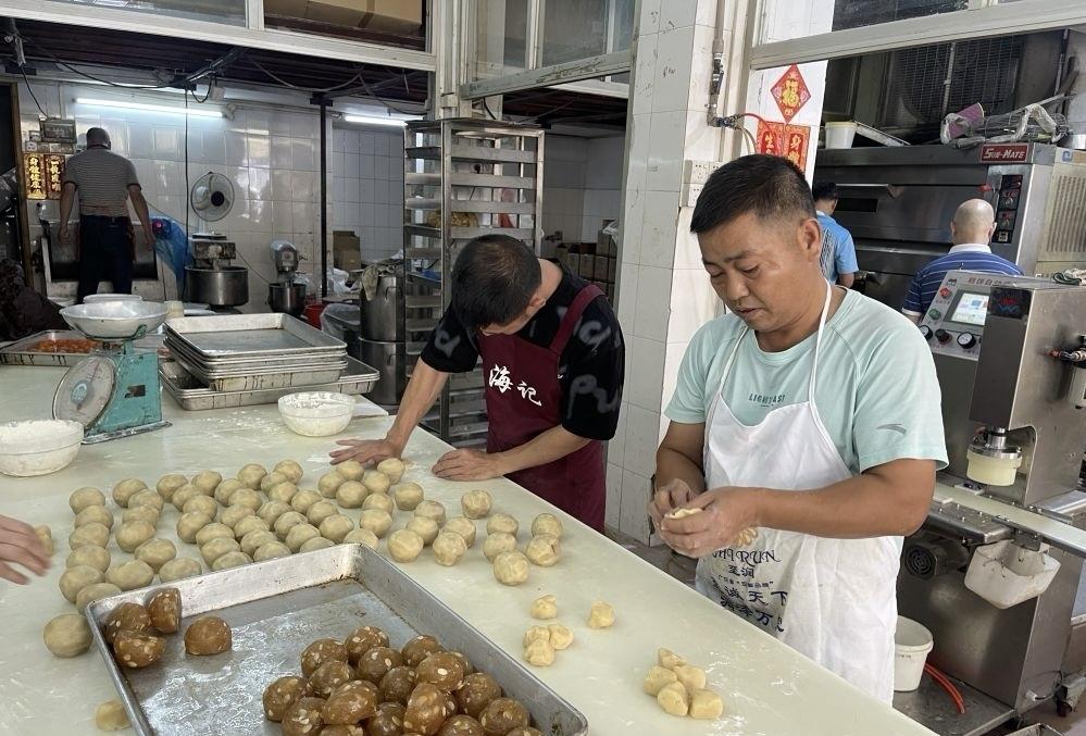 广州番禺海记饼店_一代人有一代人的月饼_40年老店月饼制作