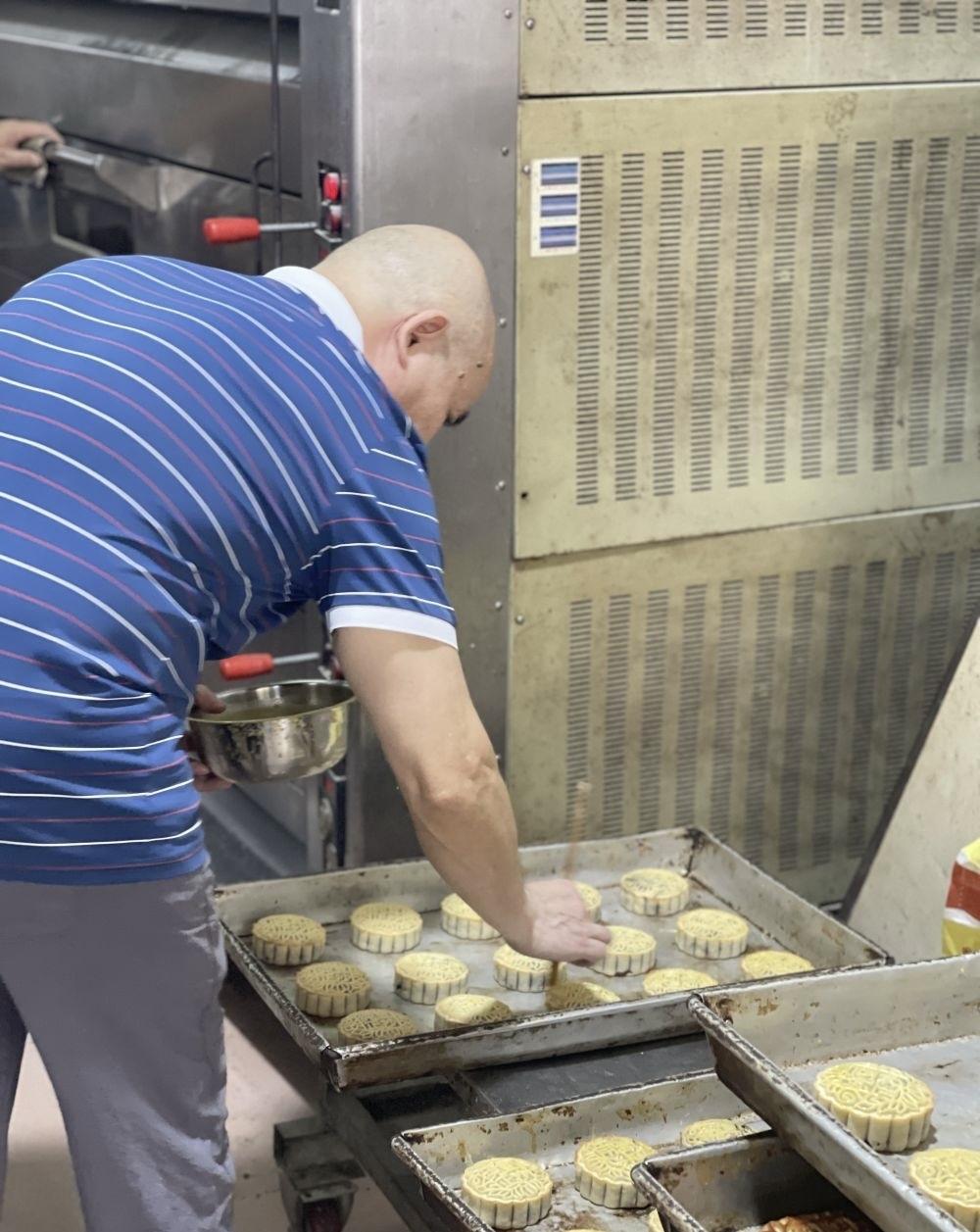 一代人有一代人的月饼_广州番禺海记饼店_40年老店月饼制作