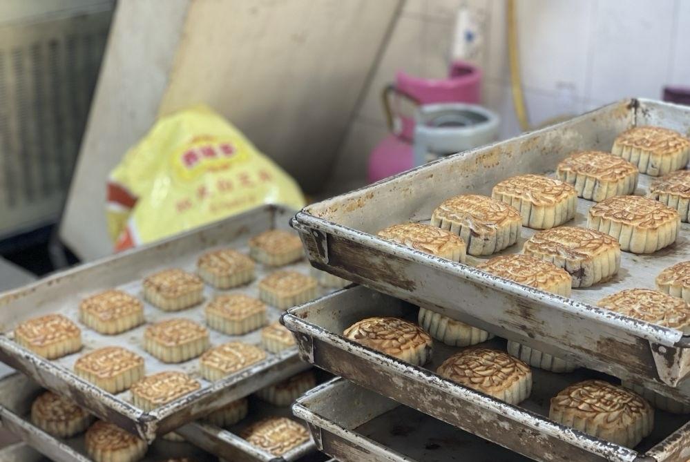 广州番禺海记饼店_一代人有一代人的月饼_40年老店月饼制作
