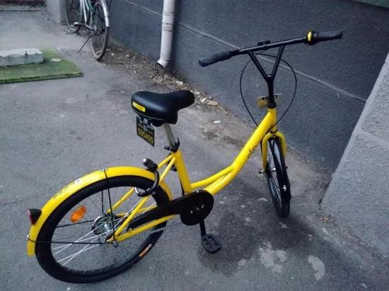 叶先生赶紧下车,看见骑车男子躺在地上捂着耳朵,大声喊着头好痛,要马上去医院……