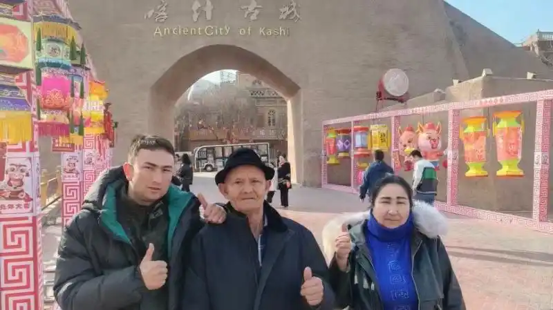 两个法国人裸辞后徒步一年到新疆_徒步阿布 新疆小伙 北京 5000公里_徒步阿布 徒步旅行 家乡 新疆