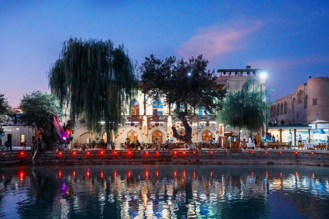 两个法国人裸辞后徒步一年到新疆_法国记者贝尔纳·奥利维耶 丝绸之路 徒步旅行