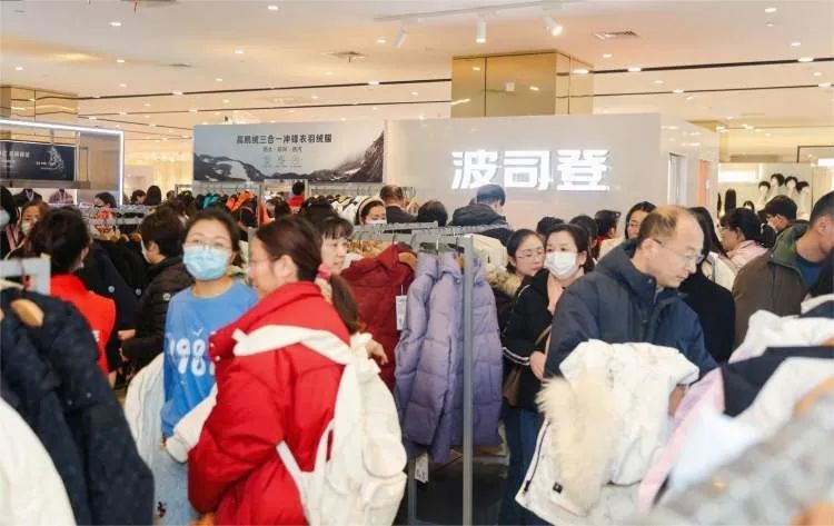 羽绒服价格高卖断货 上海 线下比线上便宜_女装店主不建议买300元以下羽绒服