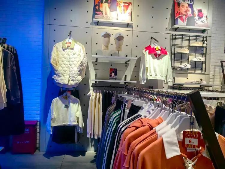 女装店主不建议买300元以下羽绒服_羽绒服价格高卖断货 上海 线下比线上便宜