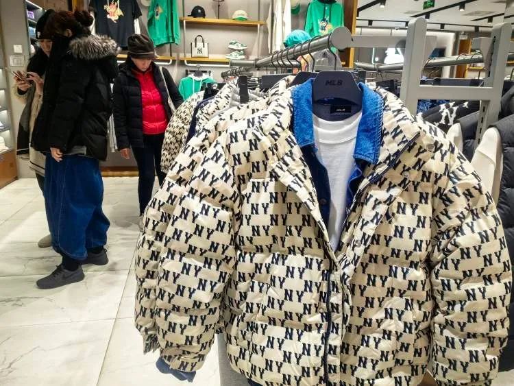 羽绒服价格高卖断货 上海 线下比线上便宜_女装店主不建议买300元以下羽绒服