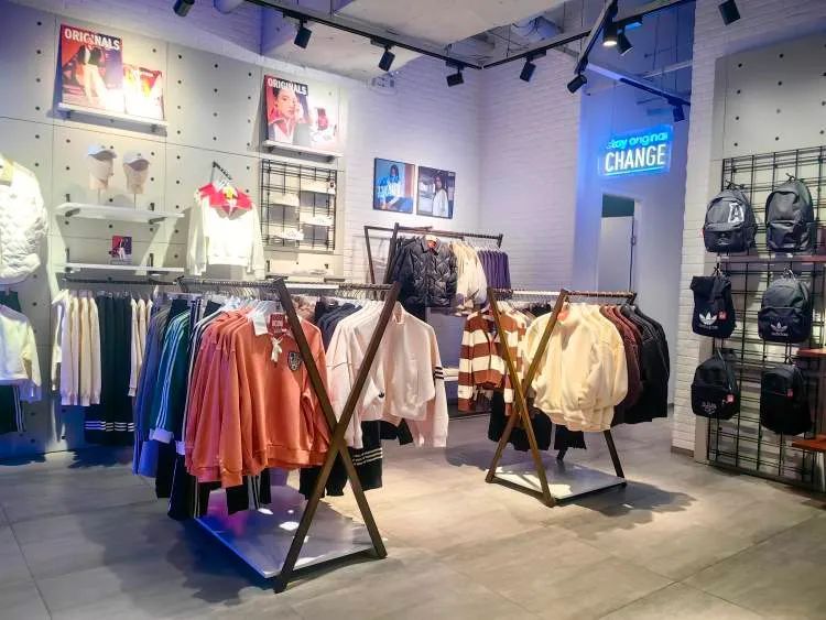 女装店主不建议买300元以下羽绒服_羽绒服价格高卖断货 上海 线下比线上便宜