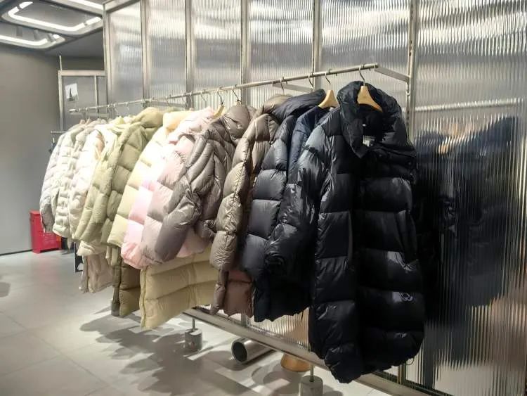 女装店主不建议买300元以下羽绒服_羽绒服价格高卖断货 上海 线下比线上便宜