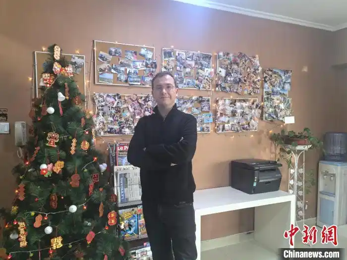 法国人在新疆开法语培训机构_法国小伙新疆情缘_两个法国人裸辞后徒步一年到新疆