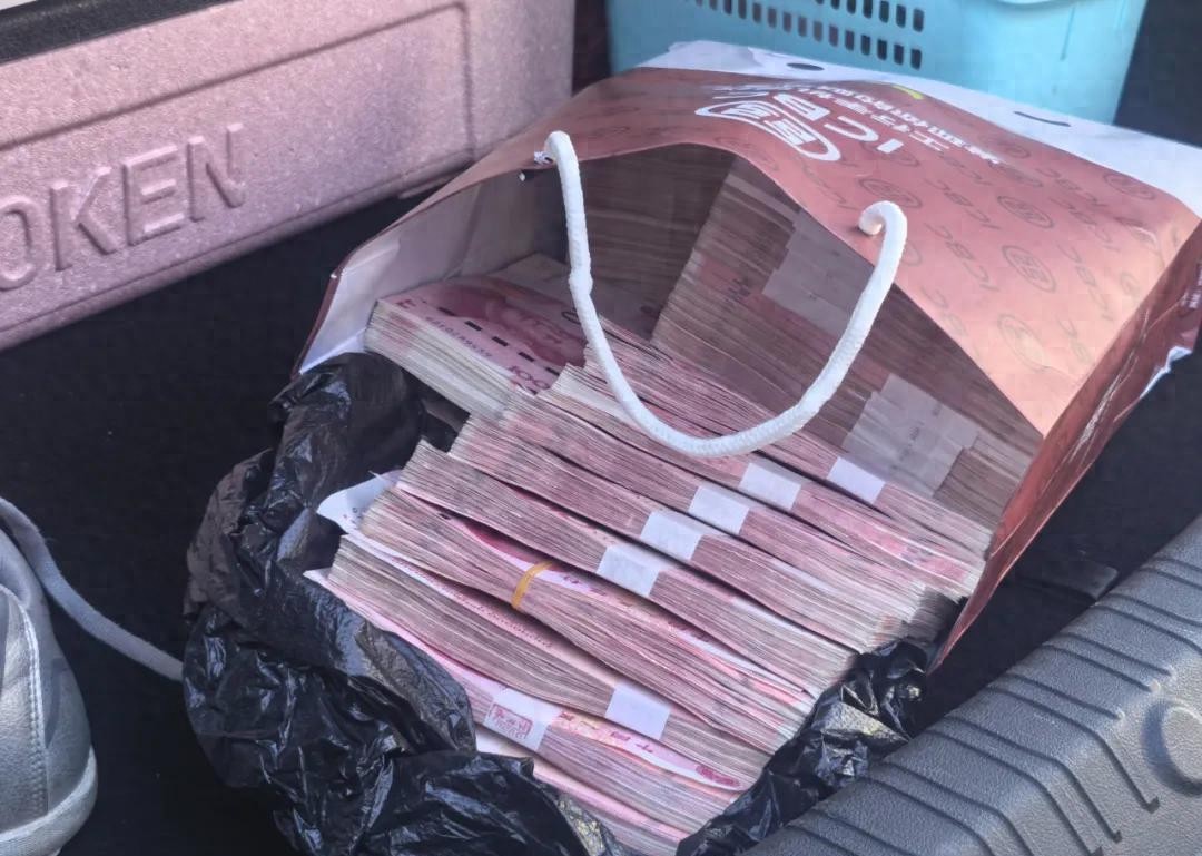 事发大连！涉嫌电诈取现！2车5人落网