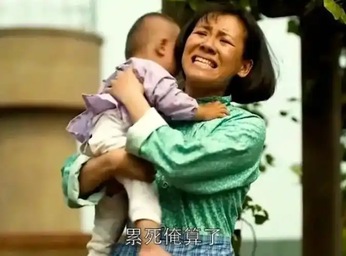 潮评丨大学生回家过年变身“德华”，亲情与责任的传递与回归