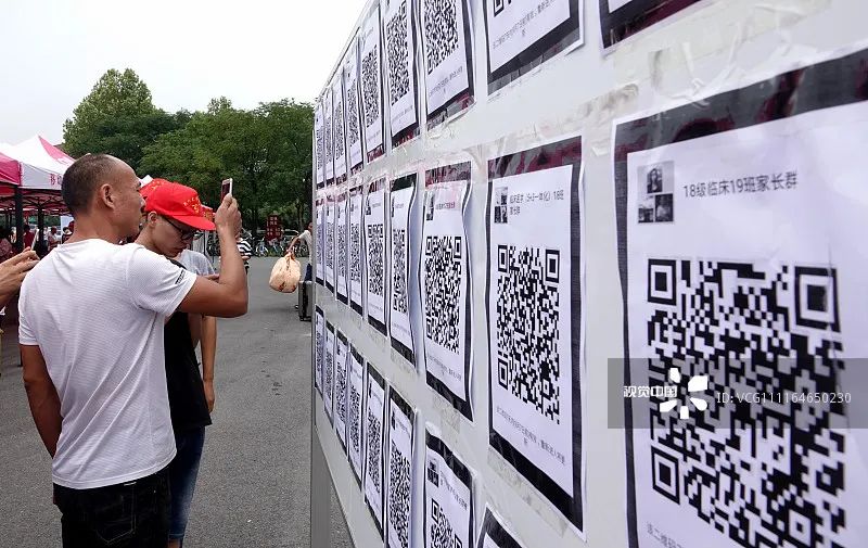 当大学生成为“临时父母”_大学生独立能力培养_大学家长群界限