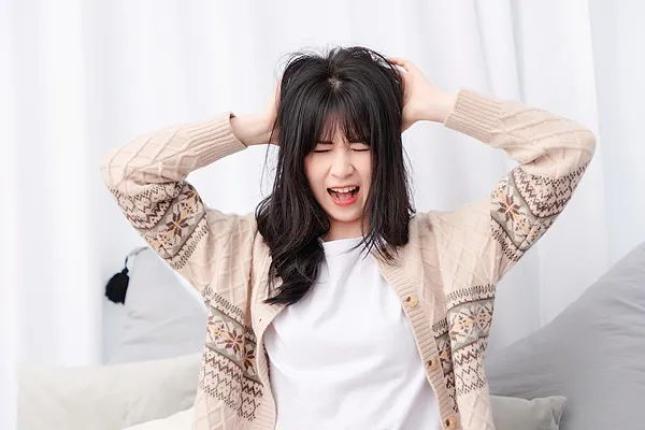 脱发年轻化趋势_专家回应入秋后脱发门诊一号难求_秋冬季脱发原因