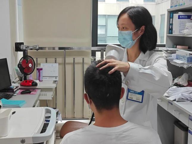专家回应入秋后脱发门诊一号难求_秋冬季脱发原因_脱发年轻化趋势