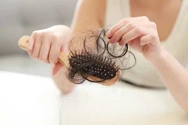 脱发年轻化趋势_秋冬季脱发原因_专家回应入秋后脱发门诊一号难求