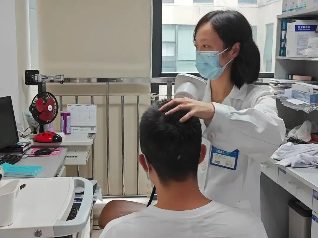 秋季脱发_脱发年轻化_专家回应入秋后脱发门诊一号难求