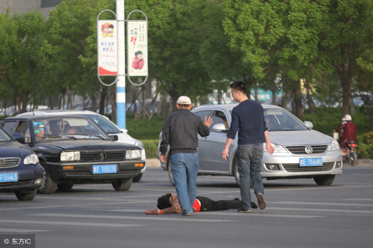 碰瓷党你应付的来_应对碰瓷的正确方法_如何避免被碰瓷