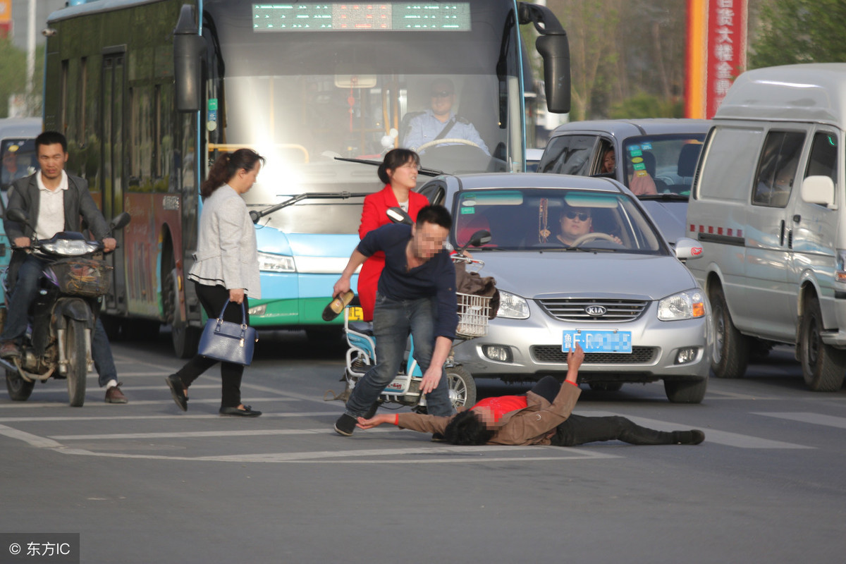 碰瓷党你应付的来_如何避免被碰瓷_应对碰瓷的正确方法
