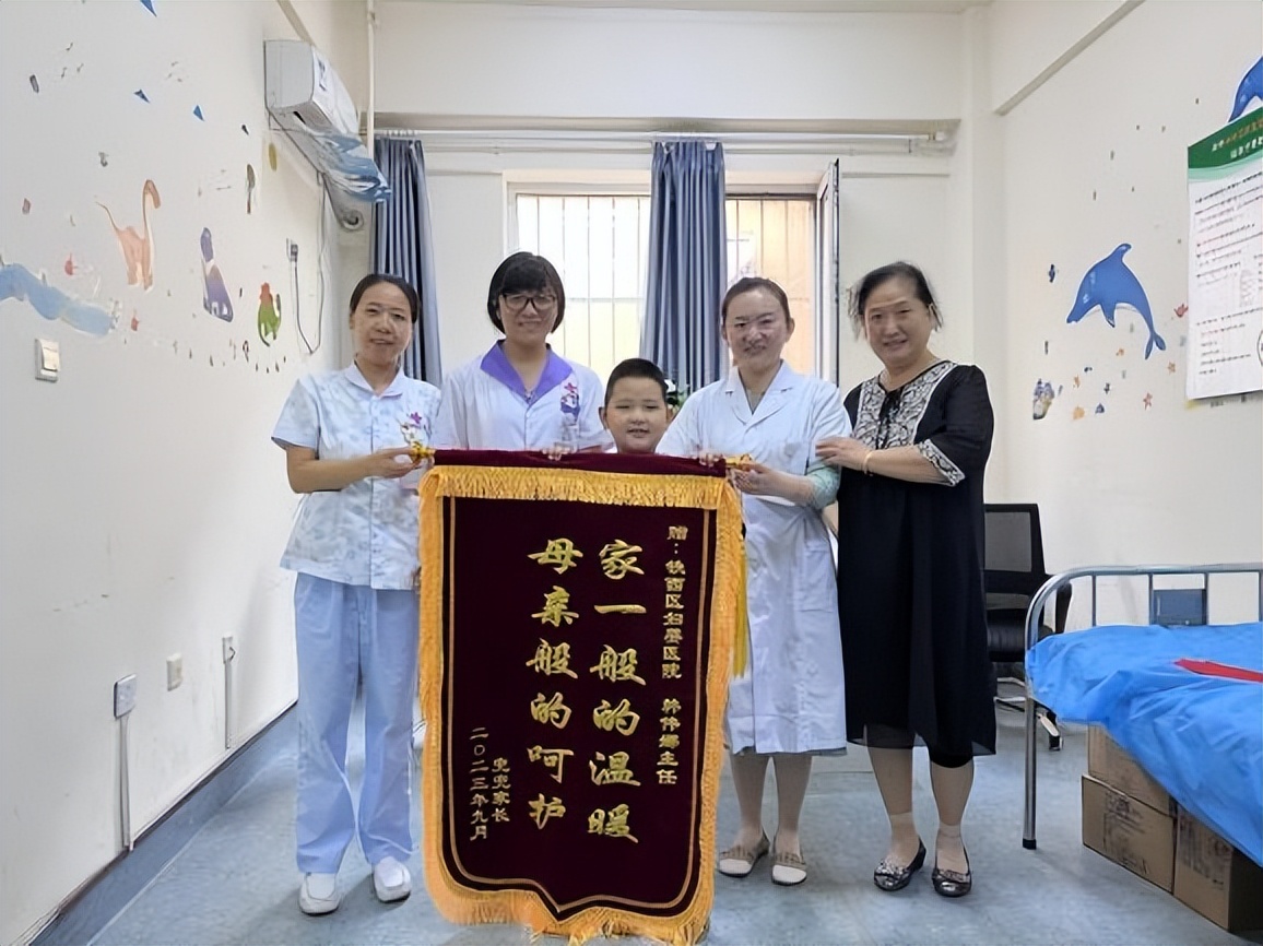 兜兜送锦旗感谢沈阳市铁西区妇婴医院_沈阳市铁西区妇婴医院儿科韩伟娜主任_沈阳市妇婴医院怎么样
