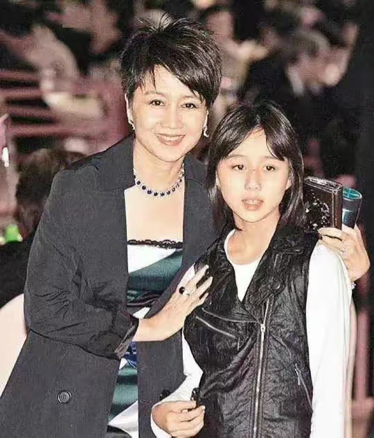 澳门赌王_何鸿燊四房太太子女_何超英何超琼何超莲何超欣