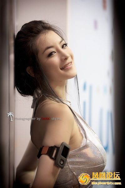 人间“胸器” 第一美女车模走光--视频