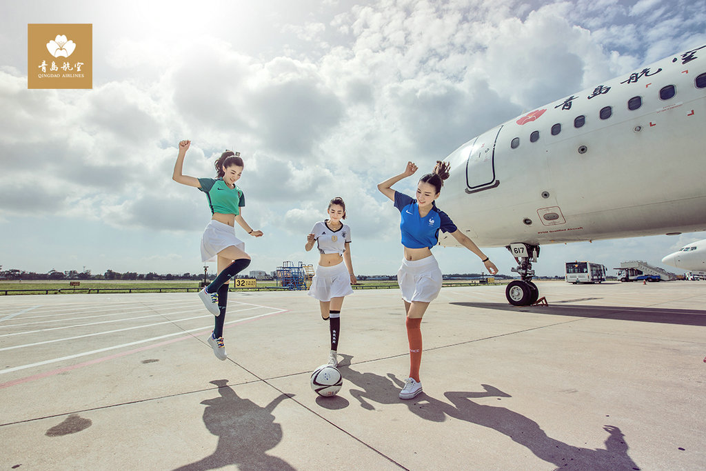 青岛航空欧洲杯机上活动_耐冬花示范组足球宝贝风采展_高清:空姐变身足球宝贝 万米高空点燃世界杯激情