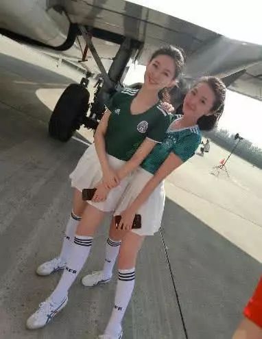 世界杯空姐足球宝贝制服互动_高清:空姐变身足球宝贝 万米高空点燃世界杯激情_航空公司世界杯活动创意