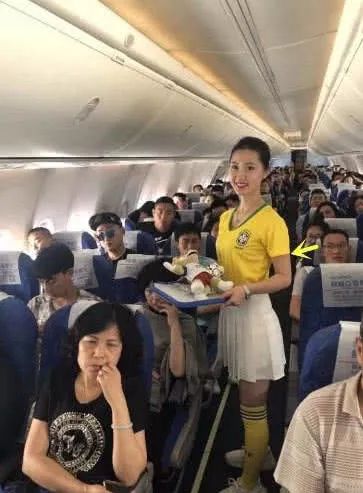高清:空姐变身足球宝贝 万米高空点燃世界杯激情_航空公司世界杯活动创意_世界杯空姐足球宝贝制服互动