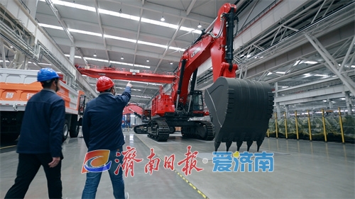 超大挖掘机工作视频_百吨级矿用挖掘机_济南临工重机