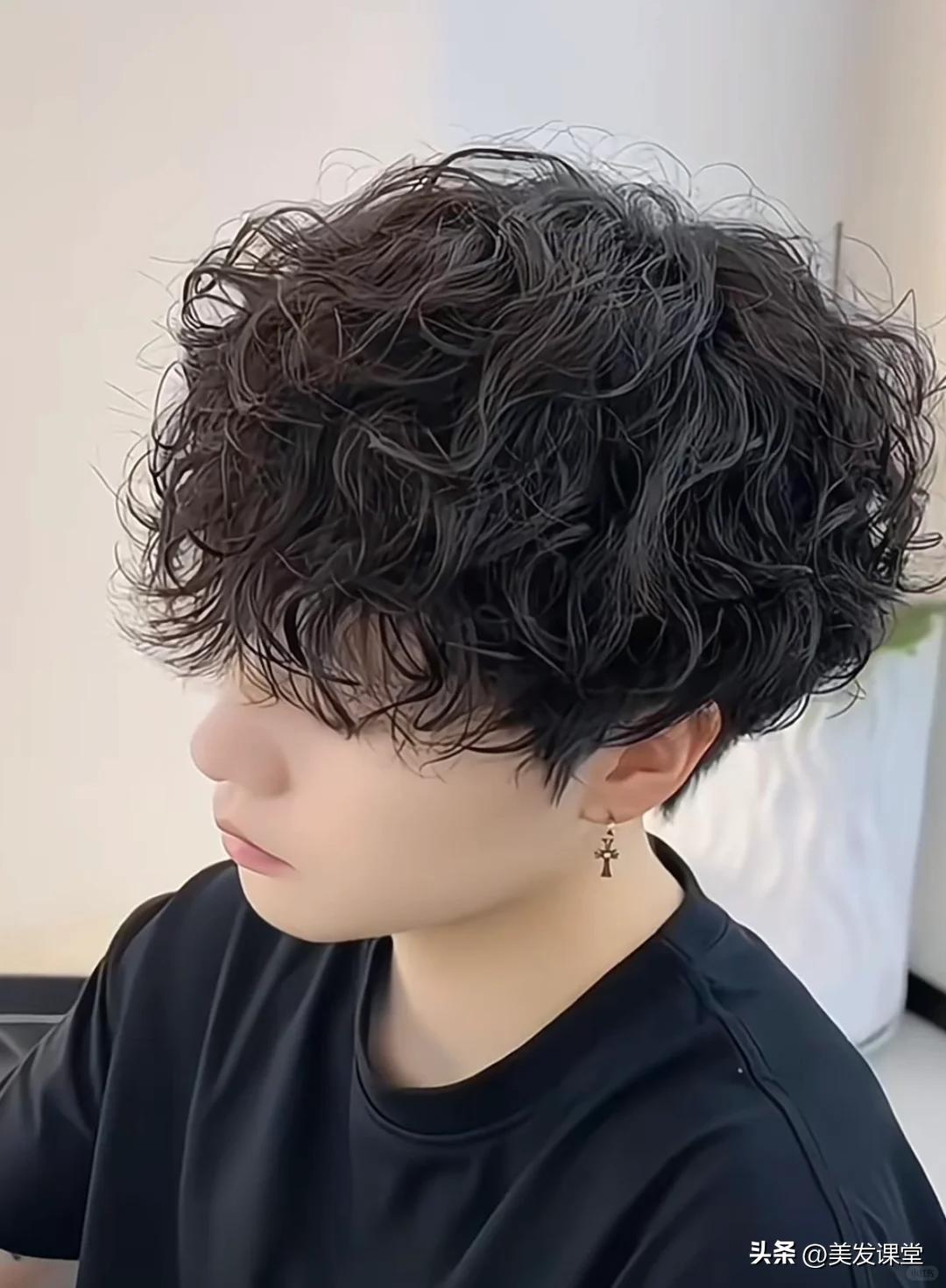 2025男士流行发型_2025男生最火烫发发型_羊毛卷锡纸烫韩式卷