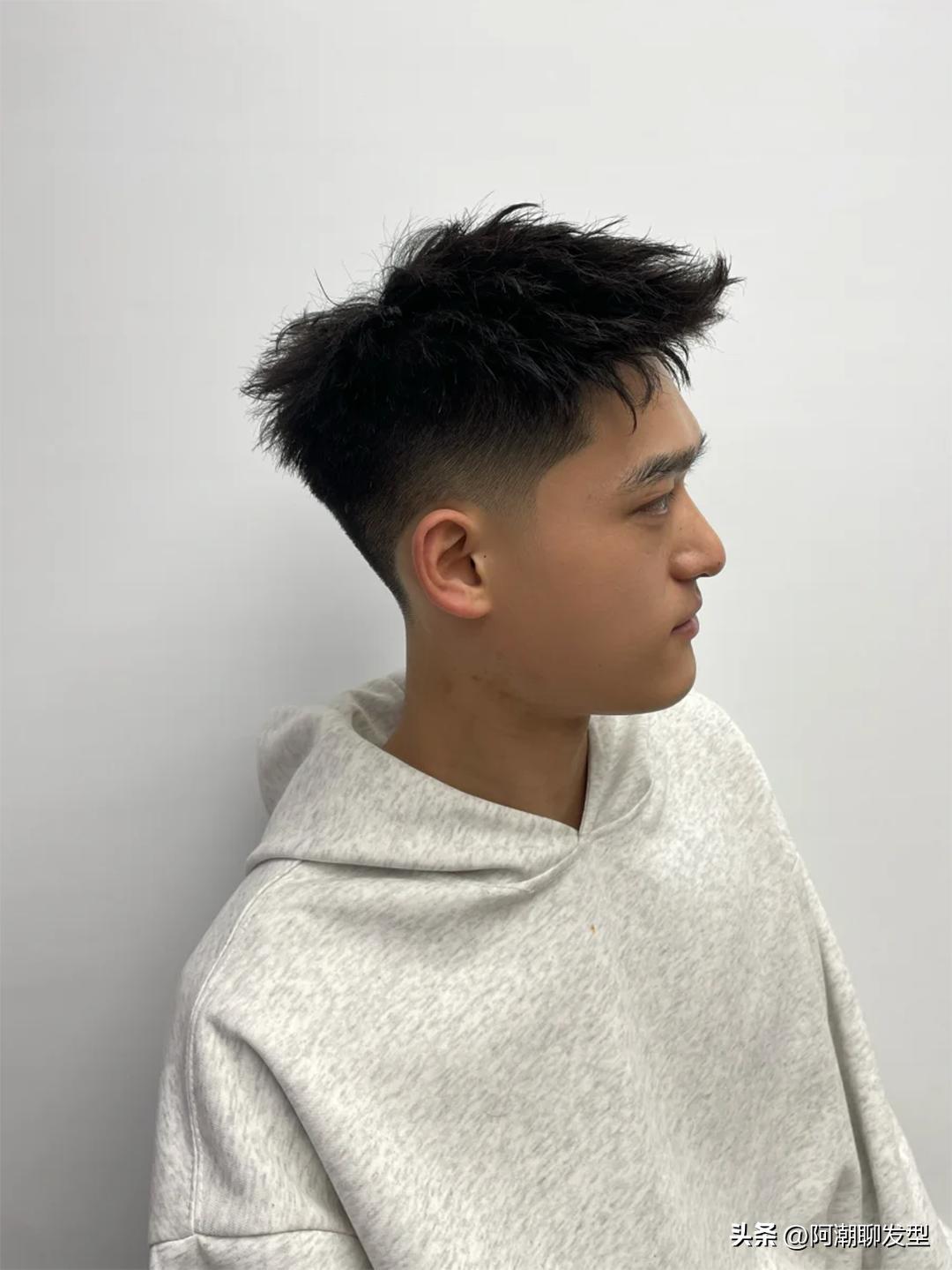 2025年流行男生发型_2025男士流行发型_减龄痞帅男生发型