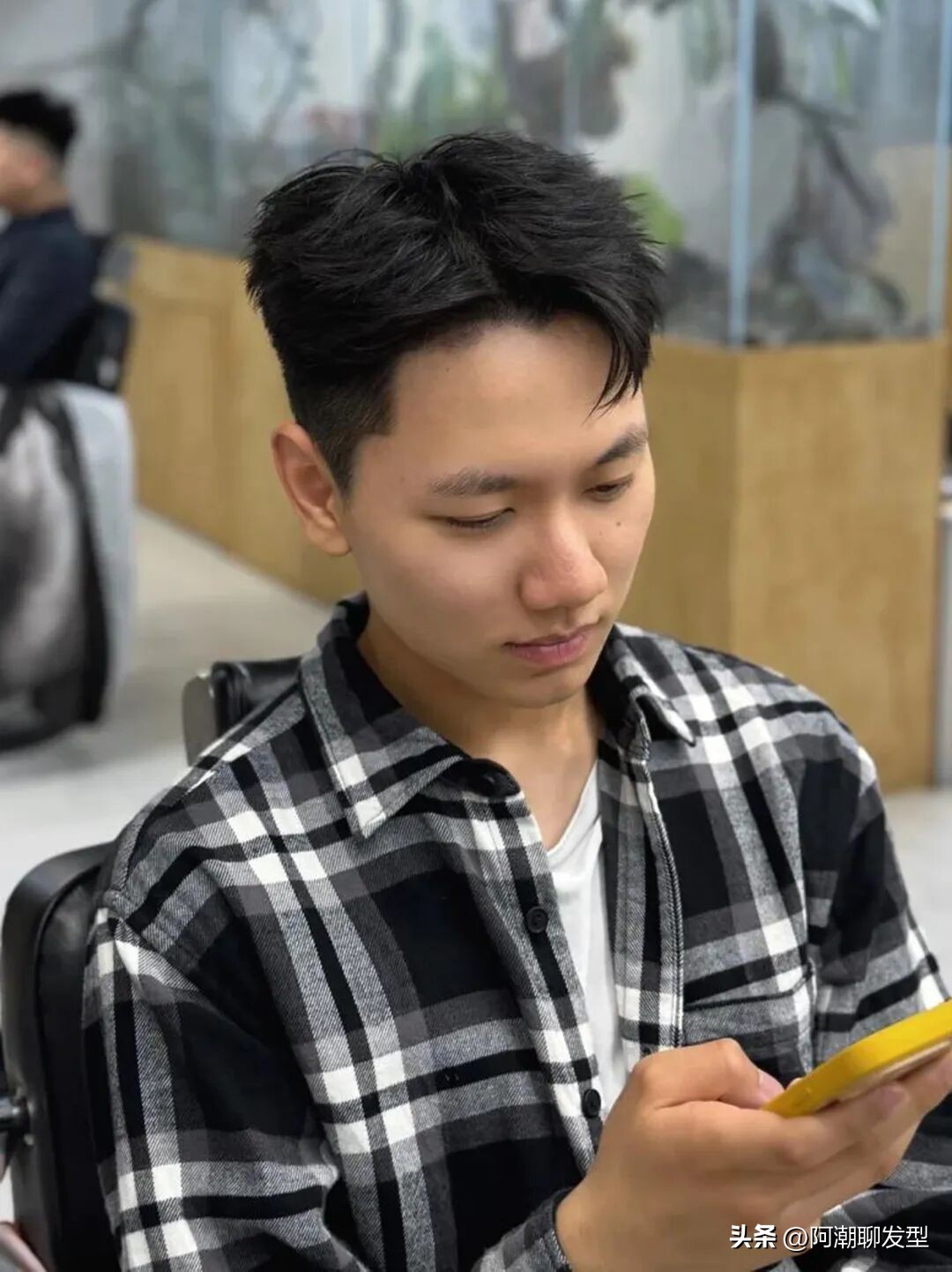 减龄痞帅男生发型_2025男士流行发型_2025年流行男生发型