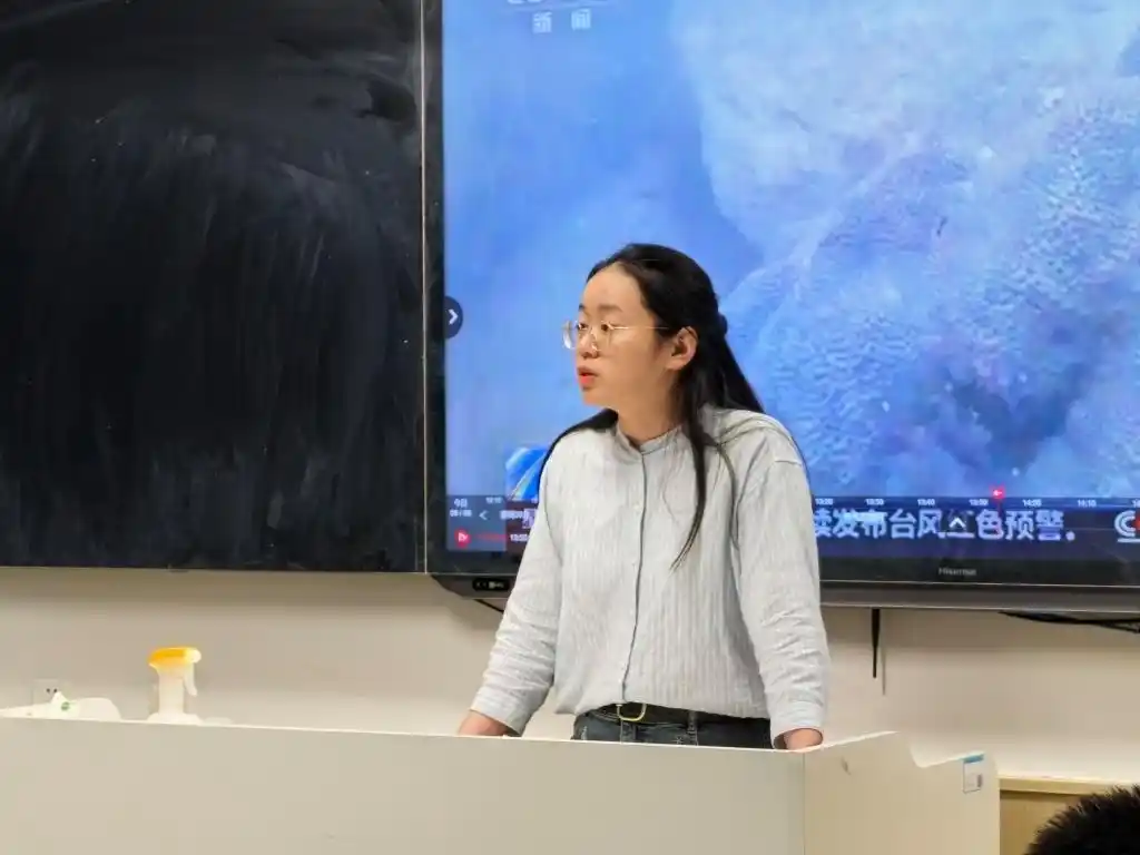 00后教师家校合作_年轻语文教师与学生沟通_00后音乐老师喊麦式课堂走红