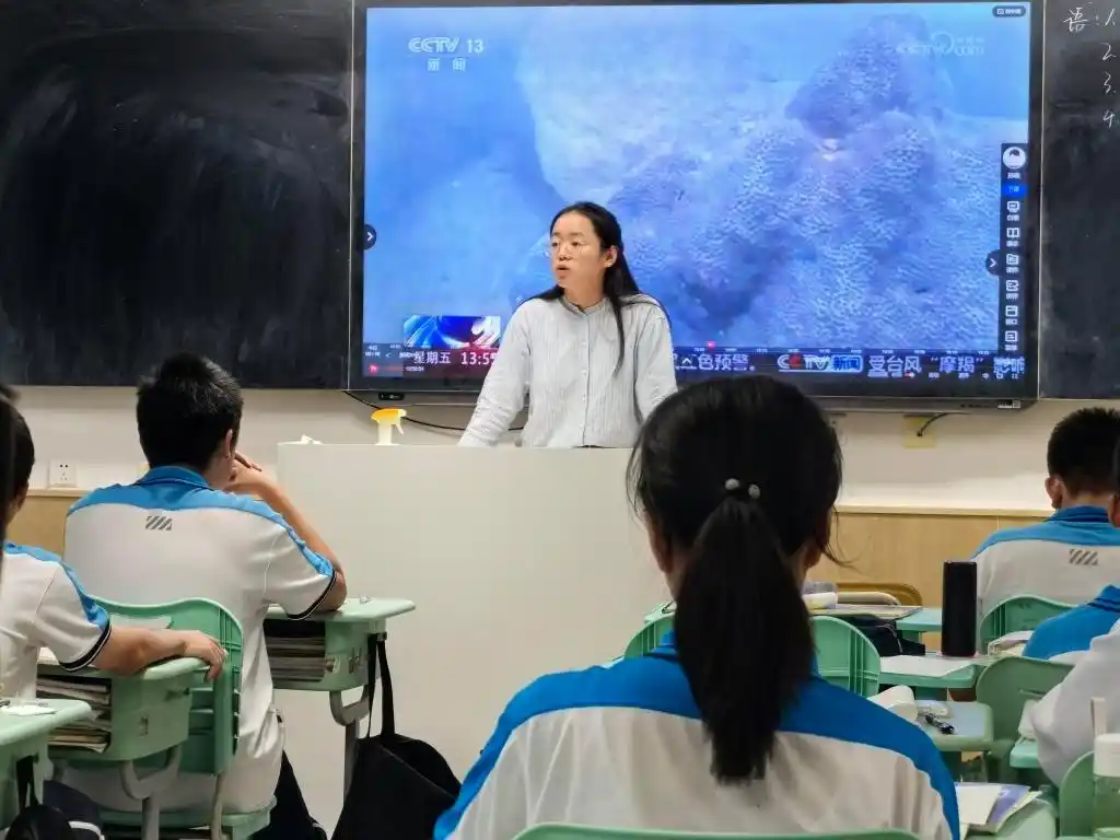 00后教师家校合作_年轻语文教师与学生沟通_00后音乐老师喊麦式课堂走红