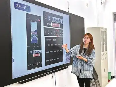 00后音乐老师喊麦式课堂走红_00后教师站上老年大学讲台_小敏老年大学教学经历分享