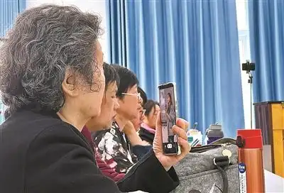 小敏老年大学教学经历分享_00后音乐老师喊麦式课堂走红_00后教师站上老年大学讲台