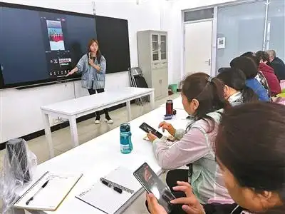 小敏老年大学教学经历分享_00后音乐老师喊麦式课堂走红_00后教师站上老年大学讲台