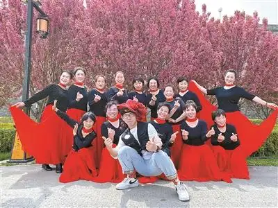 小敏老年大学教学经历分享_00后音乐老师喊麦式课堂走红_00后教师站上老年大学讲台