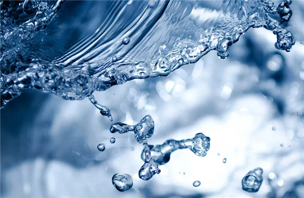 身体缺水过程有多可怕？神智不清、血管硬化、突发心脏病死亡