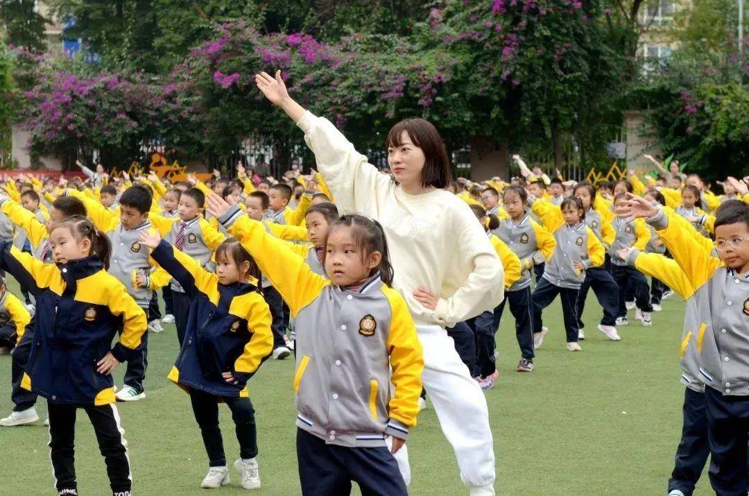 学校噪音扰民投诉_老师用喇叭喊学生起床遭居民投诉_居民小区学校距离标准